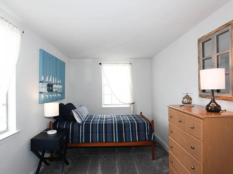 Hollinswood Townhouses — Photo 6