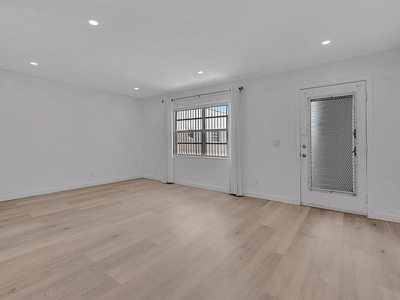 4th image of 321 Flanders Way #G