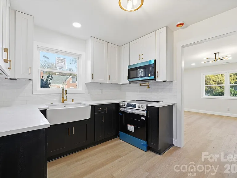 1320 Anderson St — Photo 8