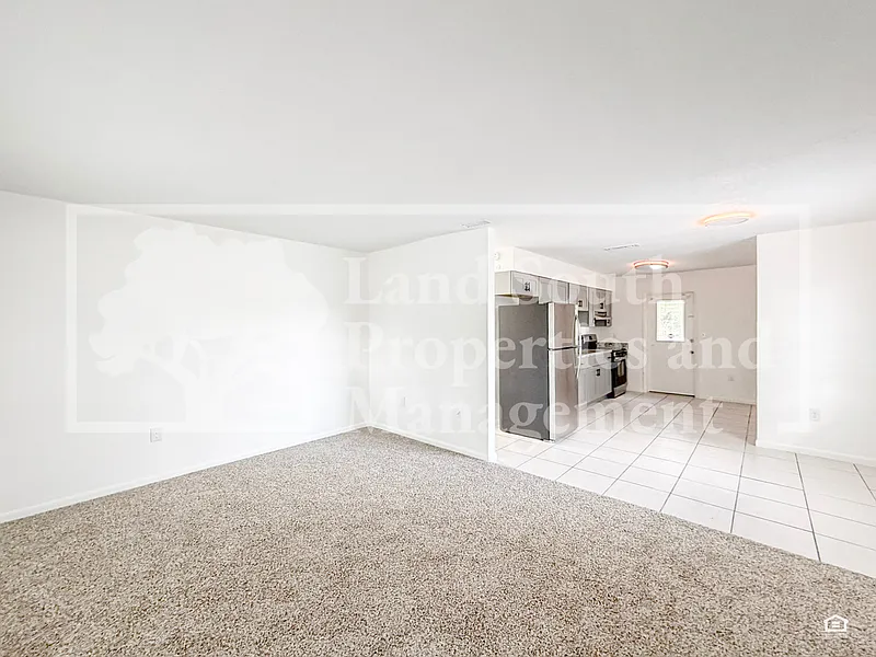2 bed, 1.0 bath, 1953 sqft, $1,300 — Photo 3