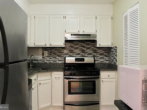 3rd image of 4600 S 4 Mile Run Dr APT 1027
