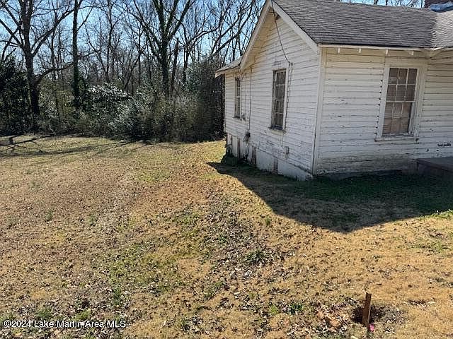 2nd image of 906 3rd St