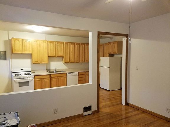 3rd image of 3728 N Wilton Ave #2
