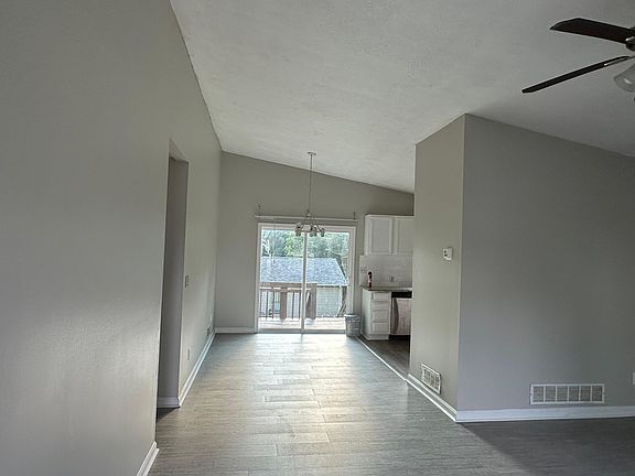 4th image of 2120 Pinetree Dr #2