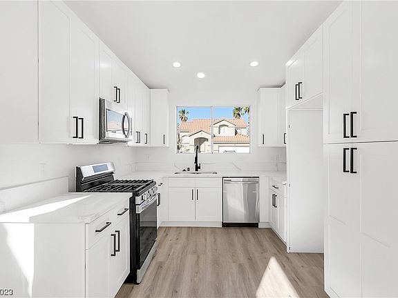 4th image of 2448 Sagamore Dr