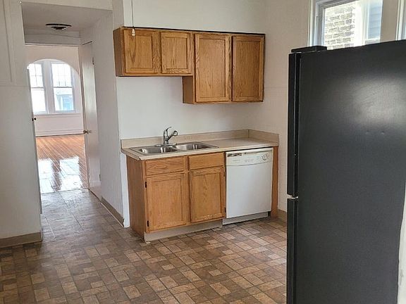 4th image of 2327 W Belmont Ave #2
