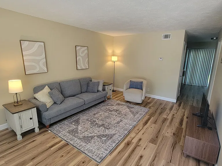 1010 Country Club Rd #G1 — Photo 2