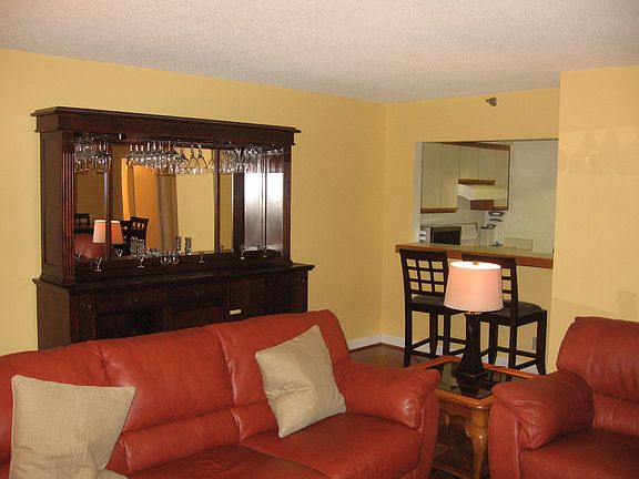 Common Area w/Breakfast Bar