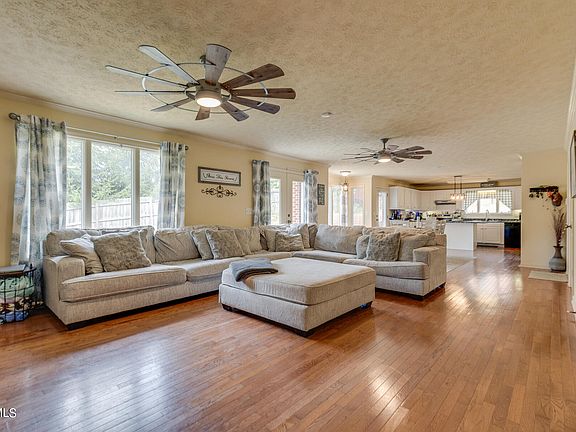4th image of 163 Tall Oak St