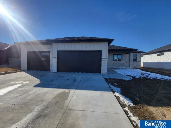 441 Half Moon Dr, Lincoln, NE 68527