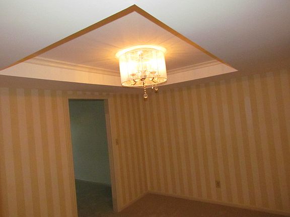 Dining room w/tray ceiling