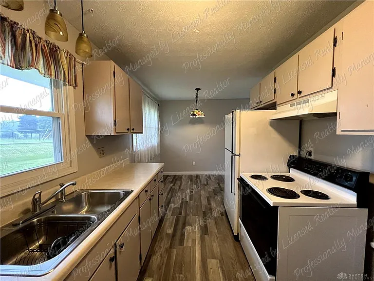 635 Cyril Ct — Photo 13