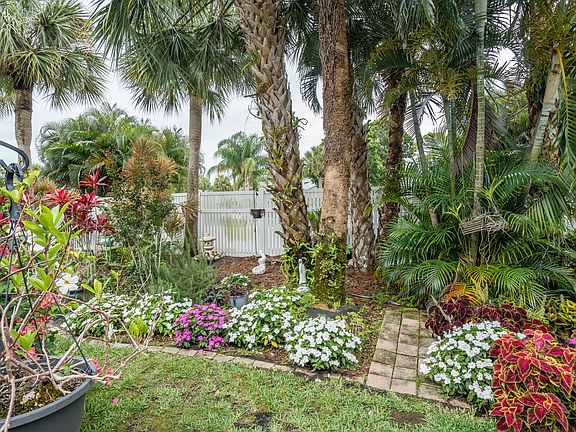 5th image of 692 NE Wax Myrtle Way