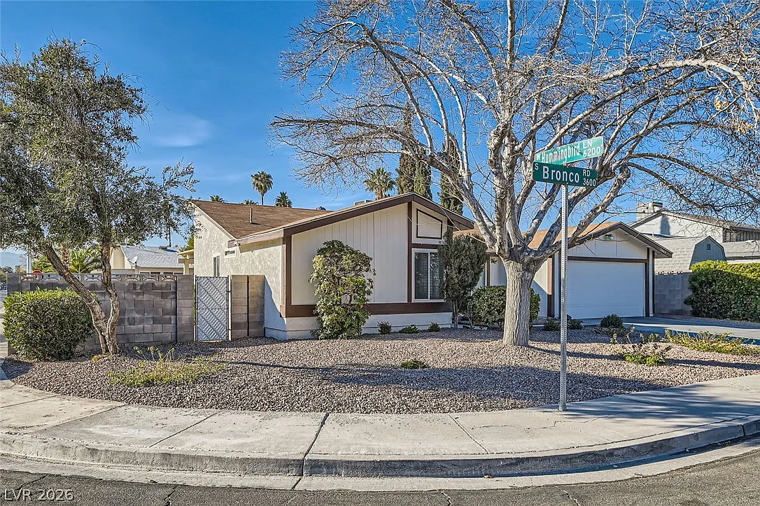 4 bed, 2.0 bath, 1478 sqft, $2,675 — Photo 2