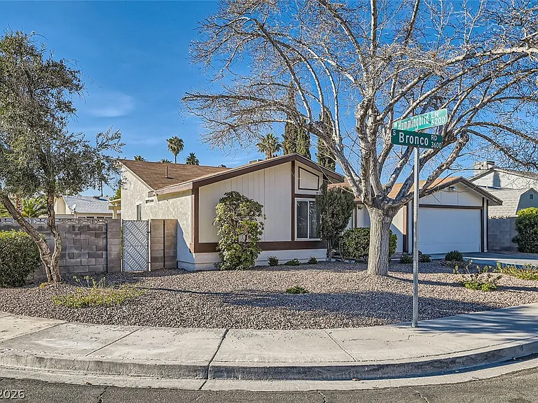 3665 Bronco Rd — Photo 2