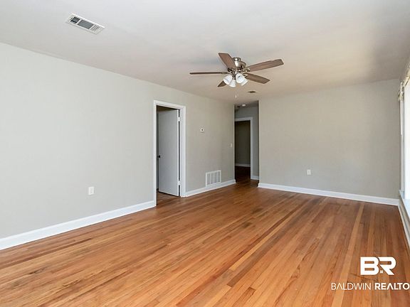 4th image of 5421 Colonial Cir W