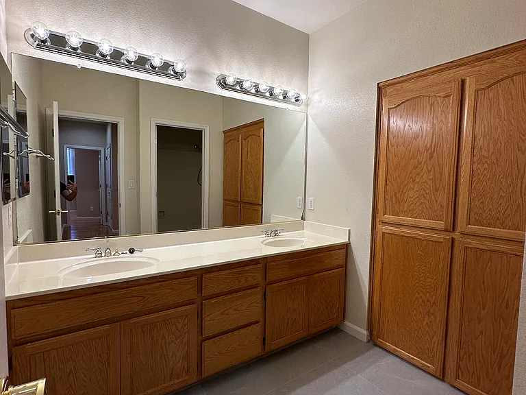 Upstairs full bath