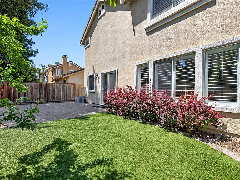 2056 Olivia Ct — Photo 32