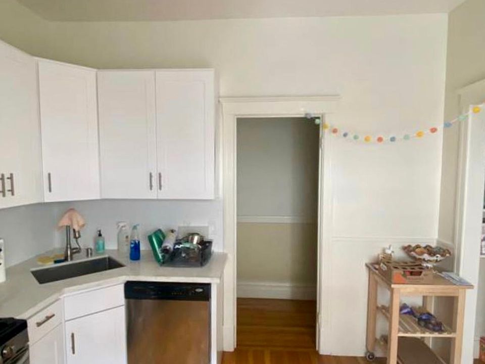 1st image of 710 Clayton St APT 3