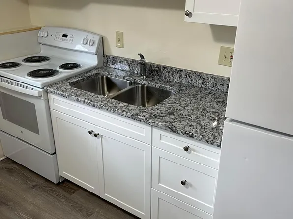 9 Upham Rd APT 2, Medfield, MA 02052