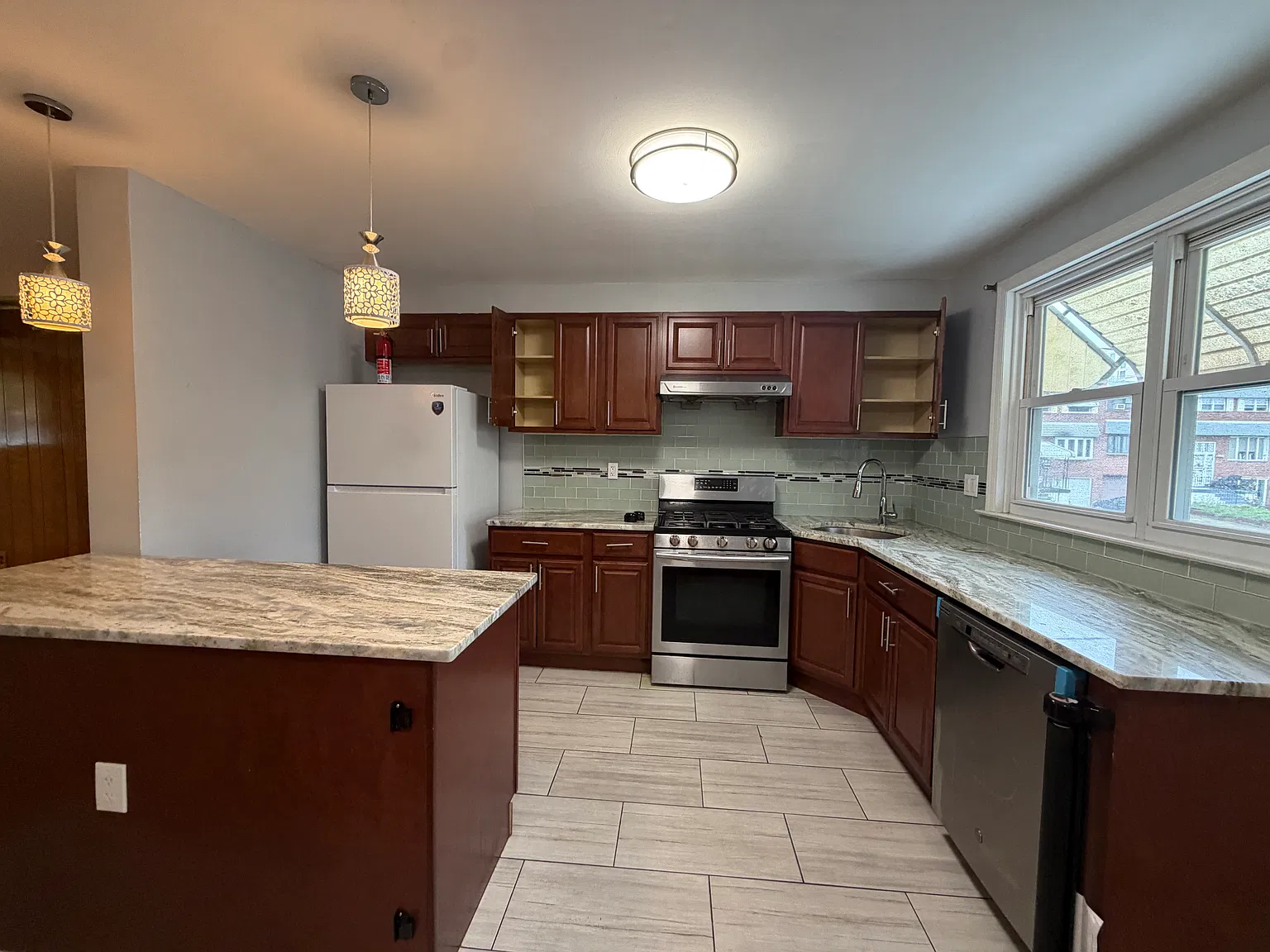 3 bed, 1360 sqft, $1,800 — Photo 4