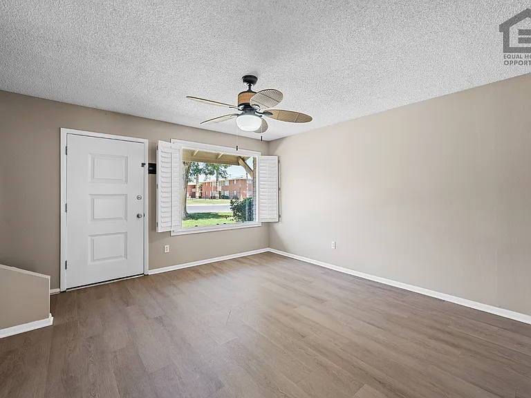 1533 W Hazelwood St — Photo 8
