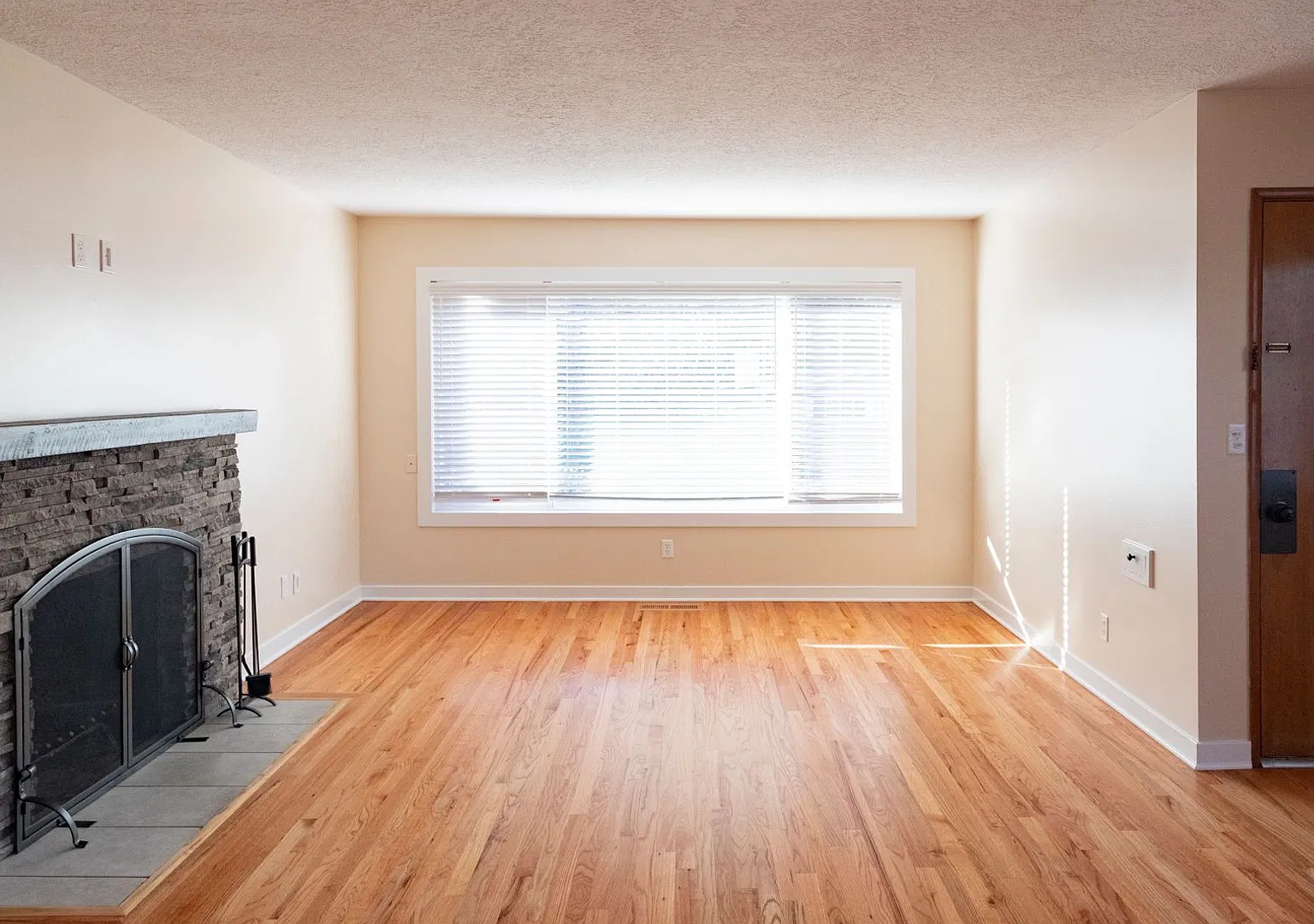 |NEW| ~ Spacious Multnomah Village Oasis with Private Patio and Yard! ~ Accepting Applications Oc... — Photo 2