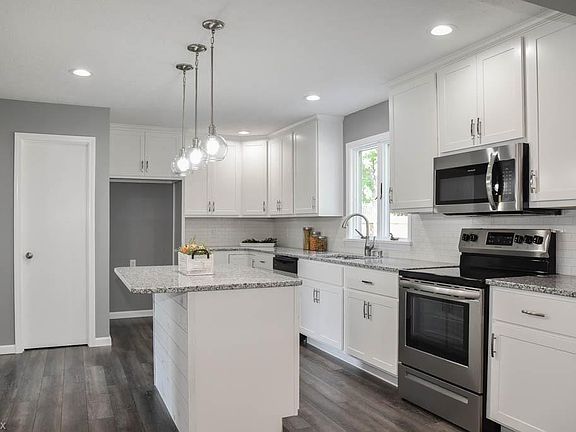 4th image of 647 Stafford Dr
