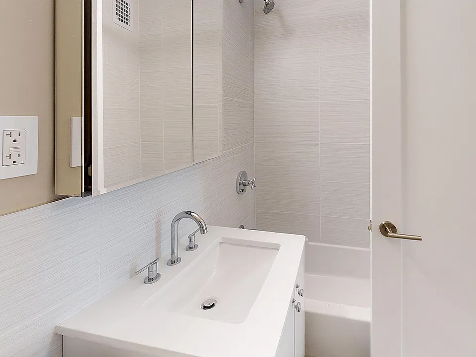 310 Greenwich St #14B