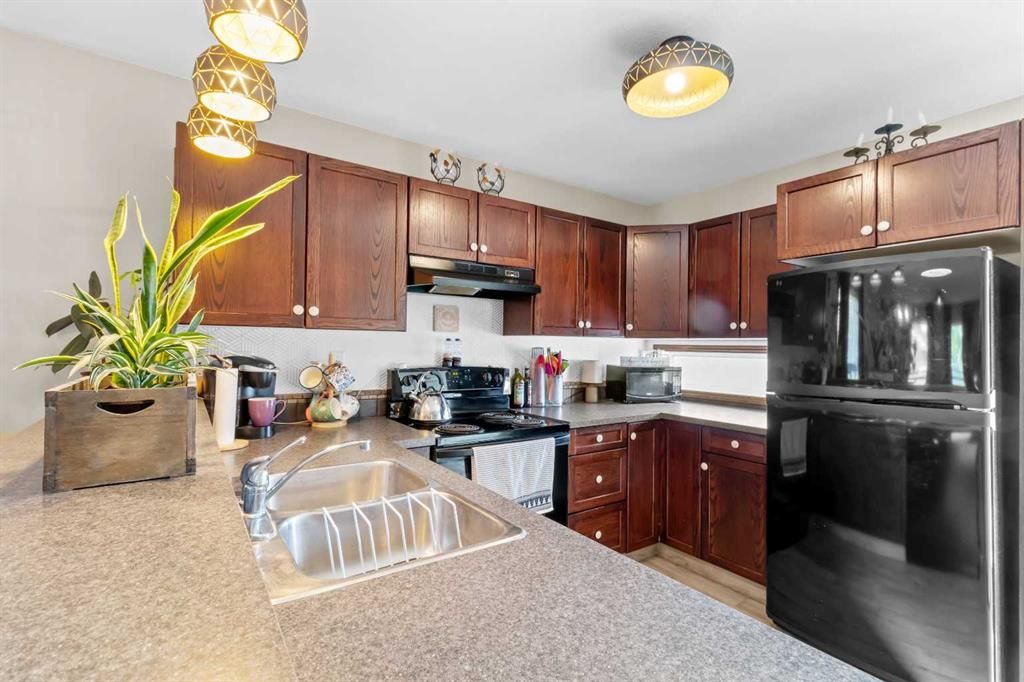 49 N Wildrose Dr, Sylvan Lake, AB - More