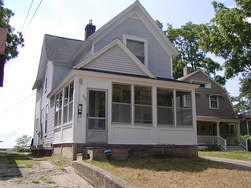 709 Fairview Ave NE Photo 1