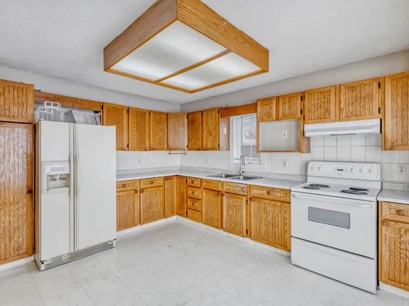 46 Lavender Bay, Winnipeg, MB R2P 1C3