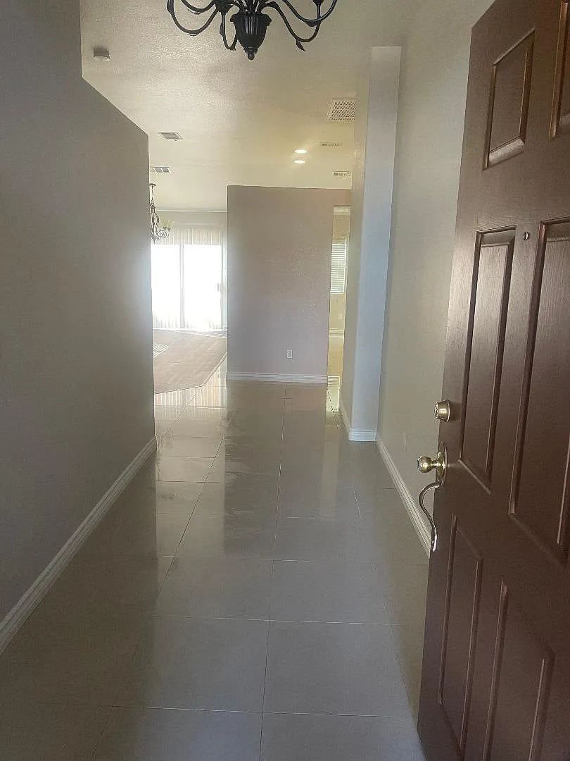 3 bed, 1391 sqft, $2,200 — Photo 2