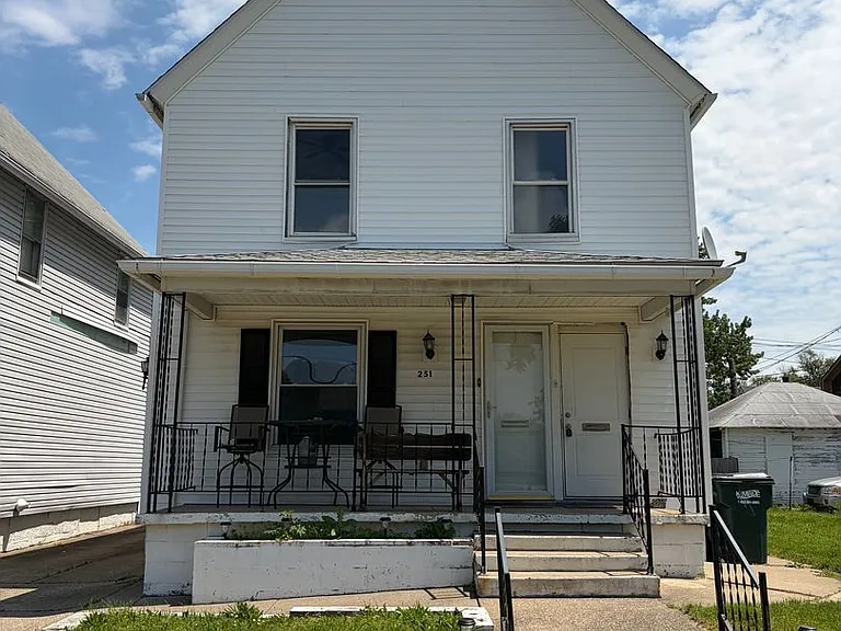 251 5th St NW — Photo 1