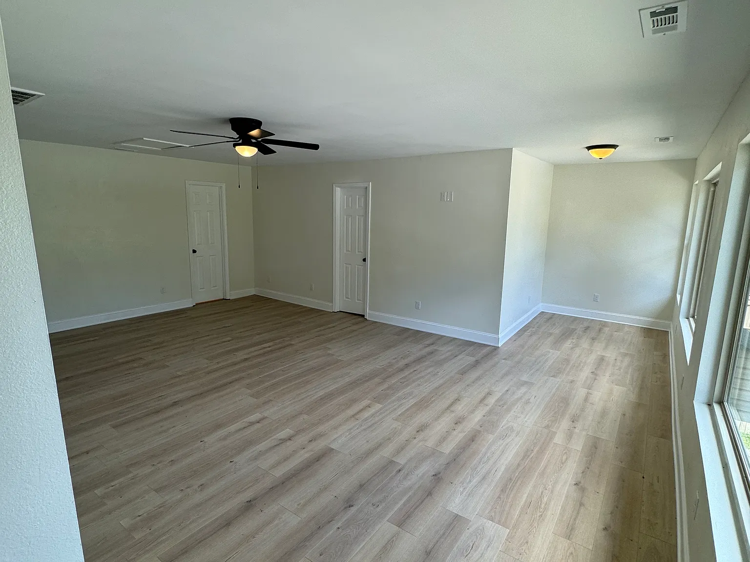 3 bed, 4.5 bath, 2500 sqft, $2,300 — Photo 3