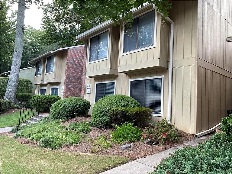2207 Surrey Ct SE — Photo 1