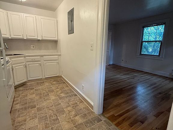 3rd image of 704 E Thomas St #105