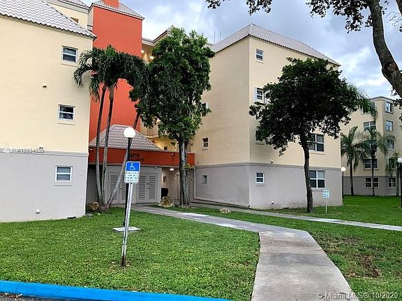 3rd image of 8215 Lake Dr #108