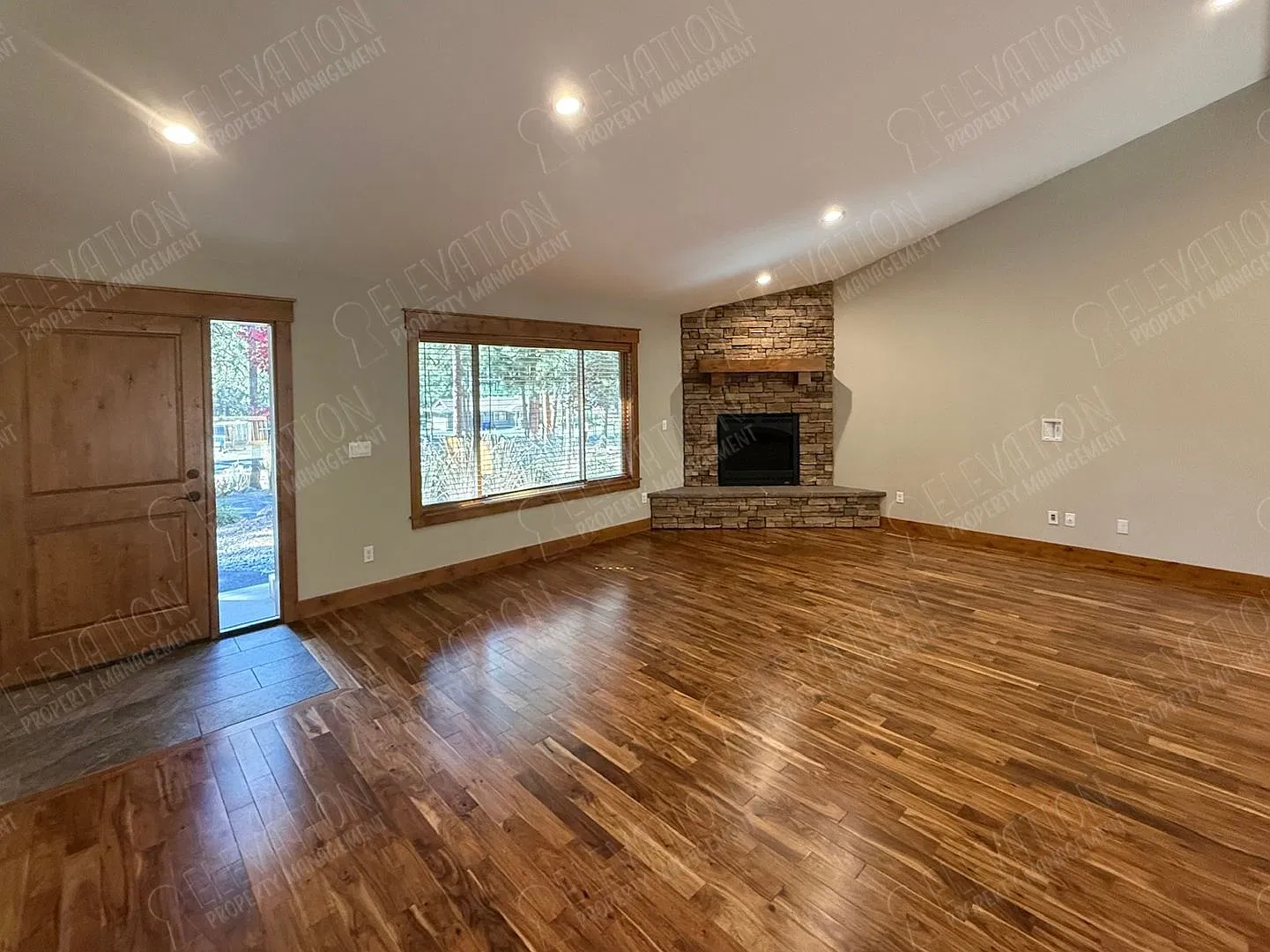 Beautiful single-level 3 BR home on wooded lot near Deschutes River — Photo 2