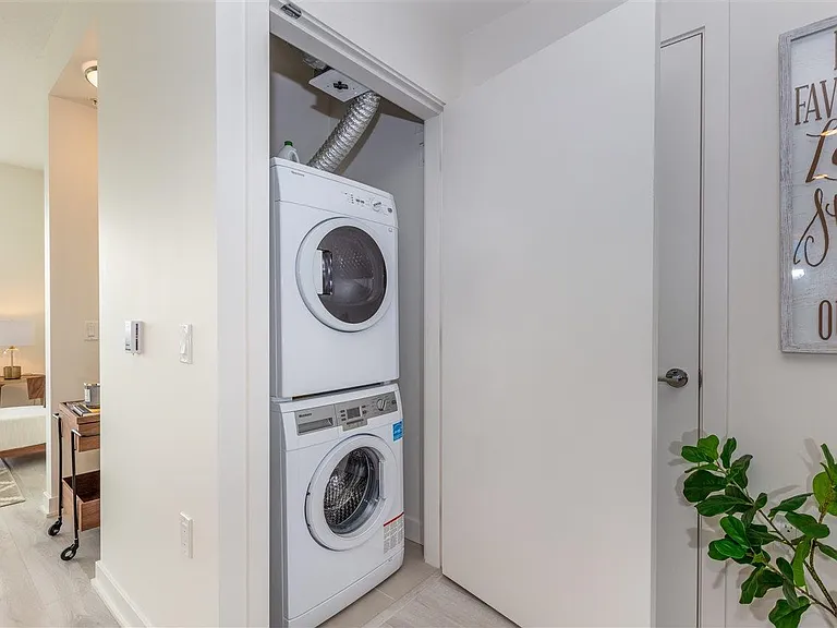 8850 University Cres #405 — Photo 9