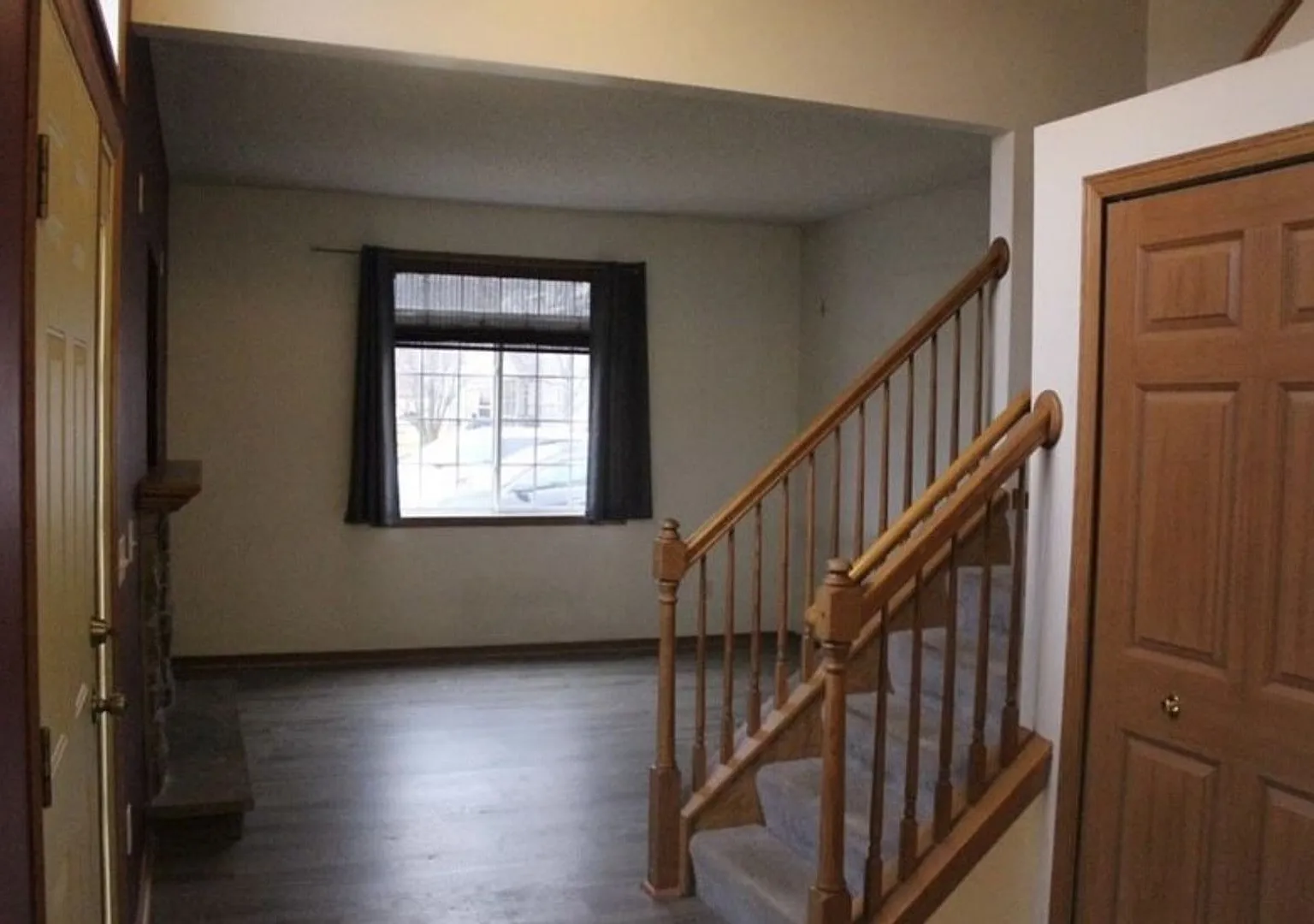 End Unit Townhome *3Bed/2.5 Bath*3 Season Porch! Available 10/1. — Photo 2