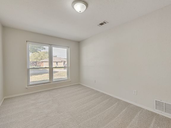 5th image of 616 Aldenwood St