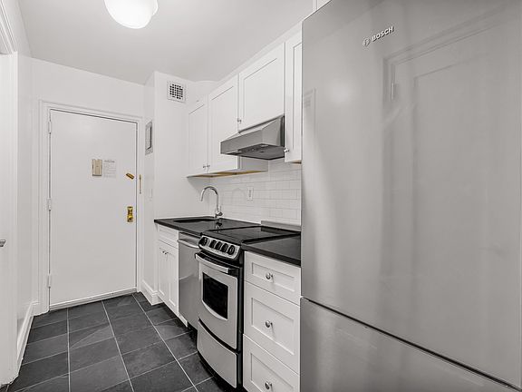 4th image of 307 E 44th St APT 803