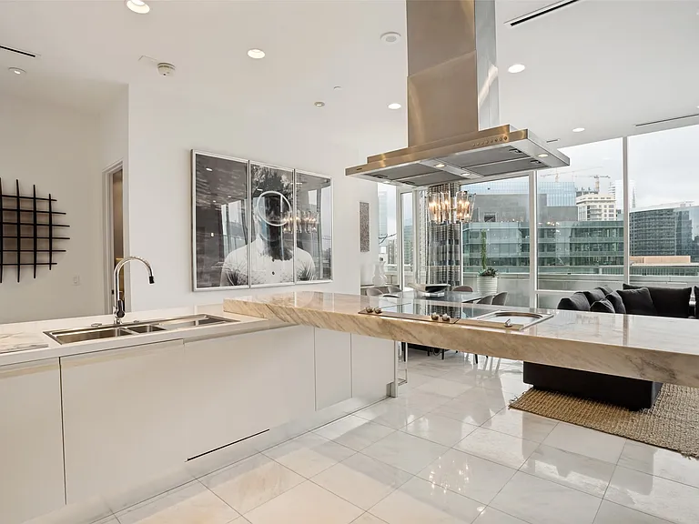 2408 Victory Park Ln #1439 — Photo 3