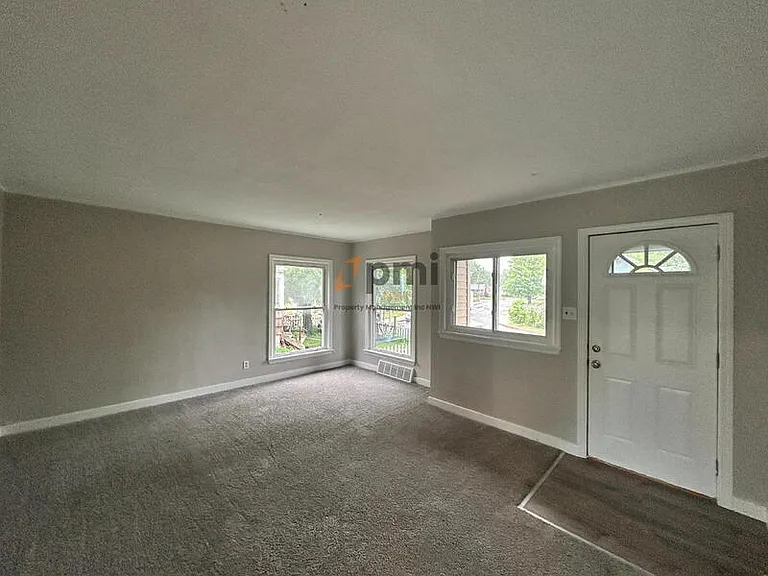 616 Burton Ct — Photo 2