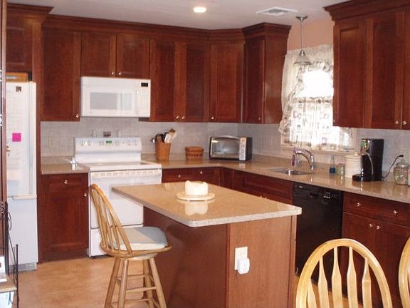 Lots of storage in kitchen