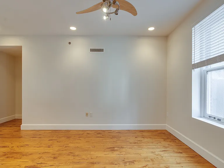 123 S Court Ave — Photo 9