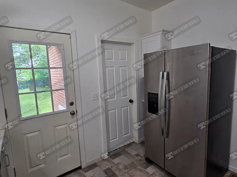 7455 Churchill St — Photo 29