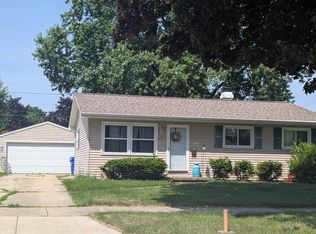 2327 S Meadowview Ln, Appleton, WI 54915