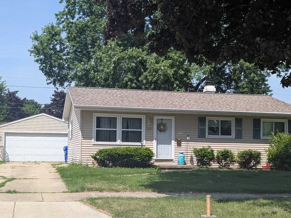 2327 S Meadowview Ln, Appleton, WI 54915